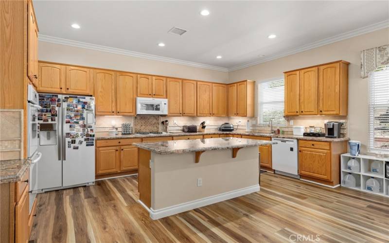 Kitchen with breakfast bar - Lots of cabinets including pulling shelves.