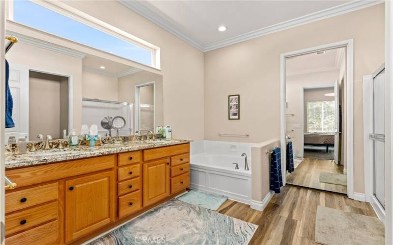  Dual sinks with granite counter tops. Mirrored door in the Large Walk-in Closet