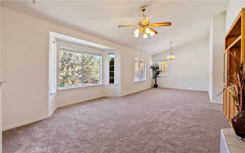  Spacious living and dining area