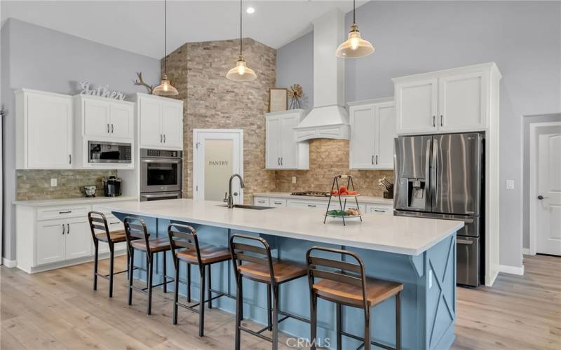 Kitchen with seating at Breakfast Bar