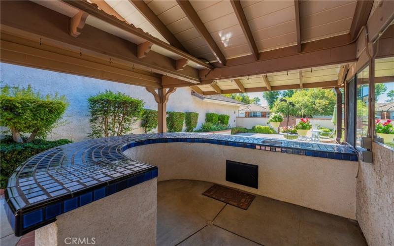 Outdoor Kitchen and Entertaining Space