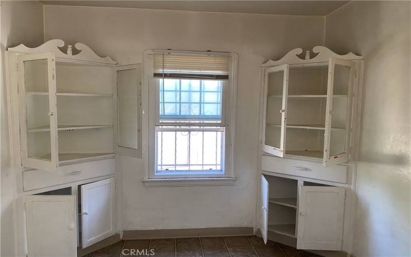 Dining area w/built-ins