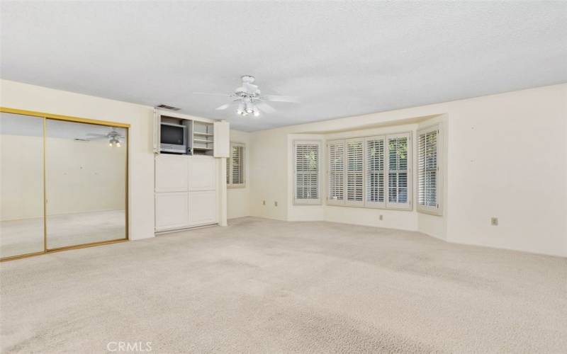 Primary Bdrm/ Mirrored closet,Cabinets,Alcove