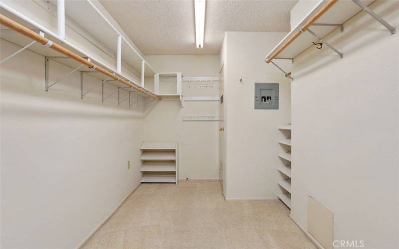 Walk- in Closet