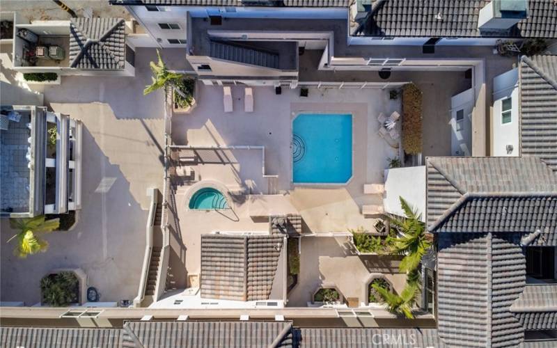 Arial view of pool and jacuzzi.