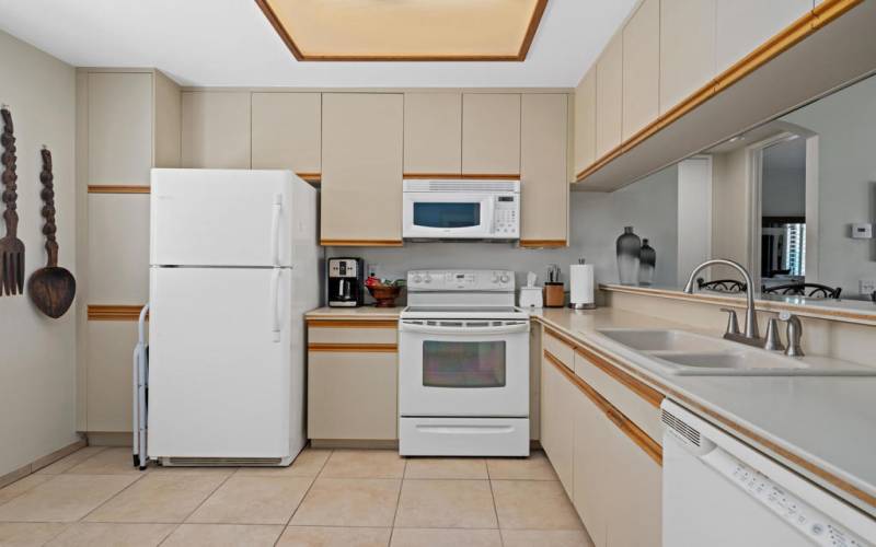 Big eat in Kitchen with Newer appliances