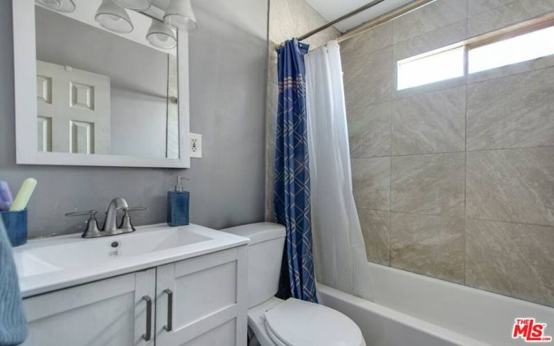 Unit 1212 - Bathroom