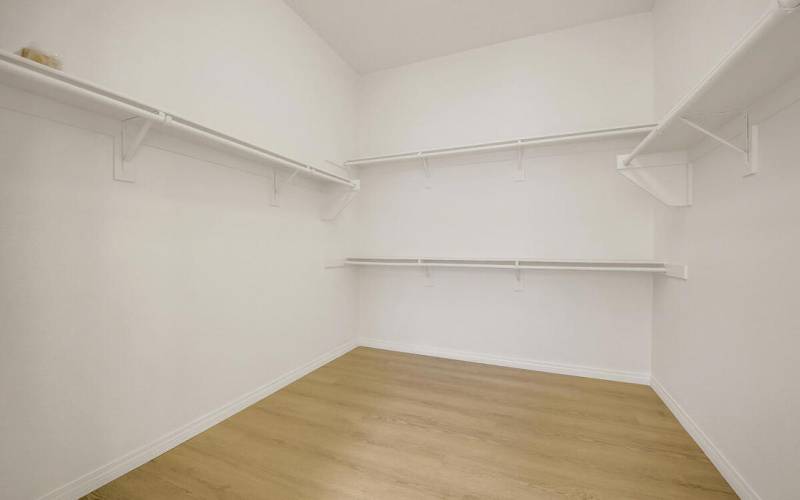 34 MASTER CLOSET MLS