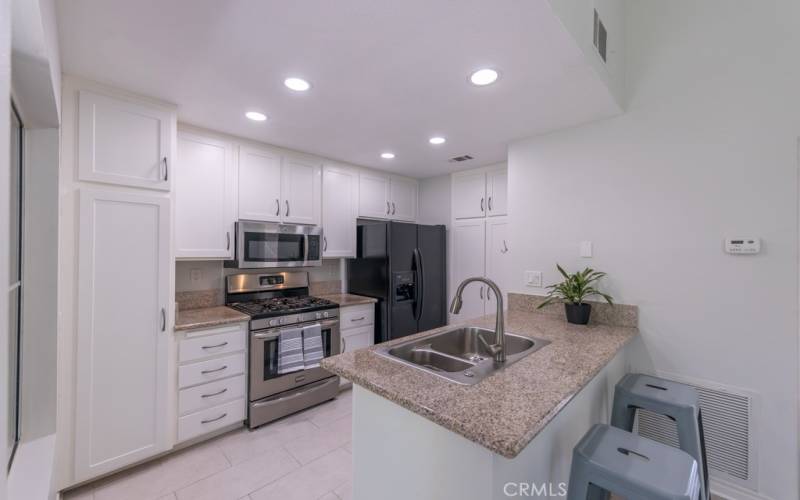 Recessed lighting, granite counters