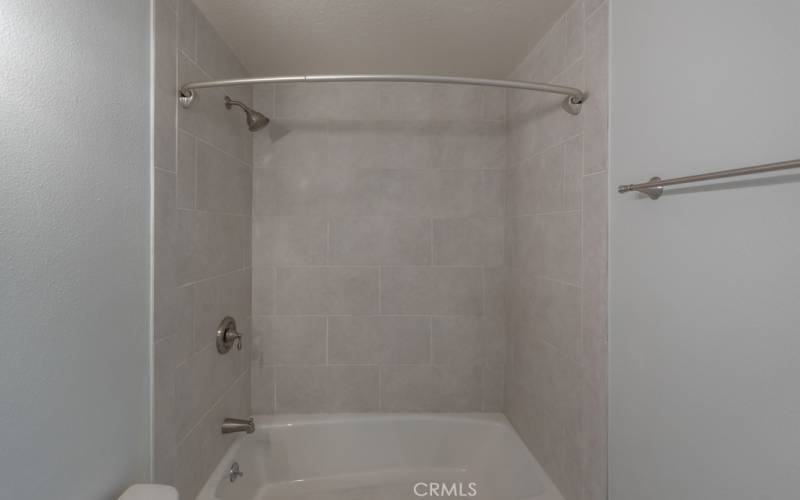 Tile tub surround