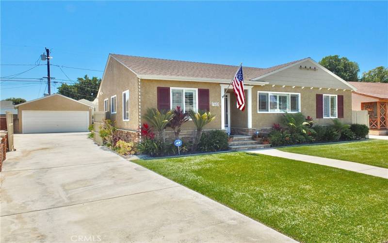 Nice long and wide driveway leading to 2 car garage