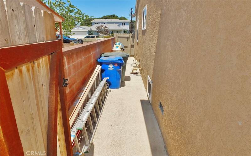 Double Gate side yard, a perfect place to hide away items you don't want to look at. but has easy access to the front yard.