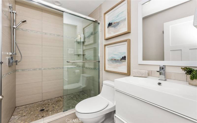 Beautiful Bathroom with all Amenities