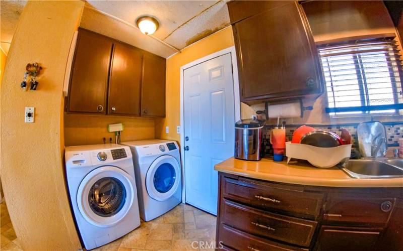 Washer/Dryer area