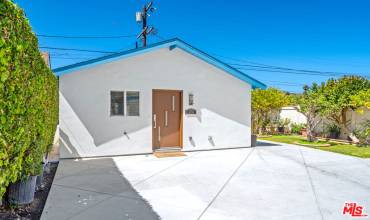 3751 W 60th Street, Los Angeles, California 90043, 2 Bedrooms Bedrooms, ,1 BathroomBathrooms,Residential Lease,Rent,3751 W 60th Street,24421553