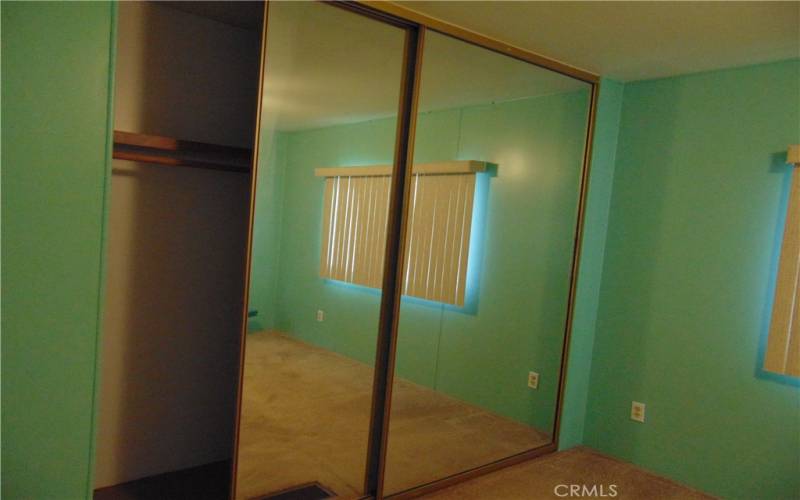 mirrored closet doors in guest bedroom.