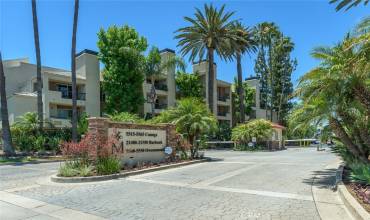 5500 Owensmouth Avenue 324, Woodland Hills, California 91367, 2 Bedrooms Bedrooms, ,2 BathroomsBathrooms,Residential,Buy,5500 Owensmouth Avenue 324,GD24136788