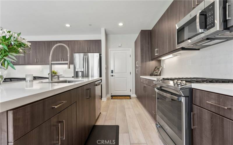 KITCHEN WITH UNDER CABINET LIGHTING. DRAWERS WITH SLOW CLOSING MECHANISM THROUGHOUT.