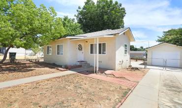 Welcome home! Long driveway, single car garage!