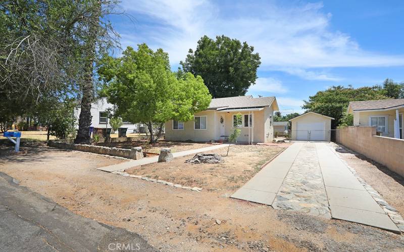 Welcome home! Long driveway, single car garage, lots of parking out front!