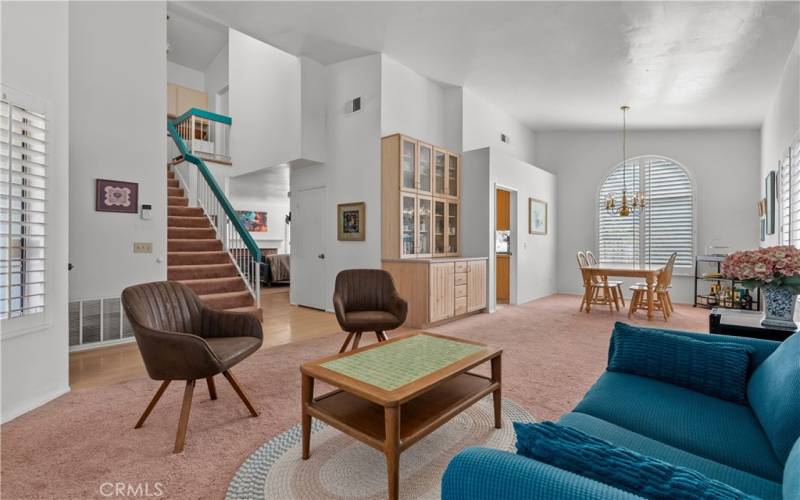 Livingroom with high ceilings