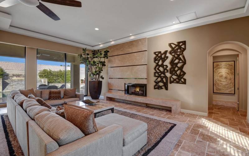 007LIVING ROOM WITH FIREPLACE