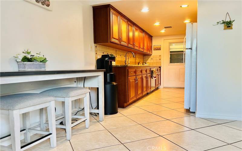 Dining area open to kitchen - view 4