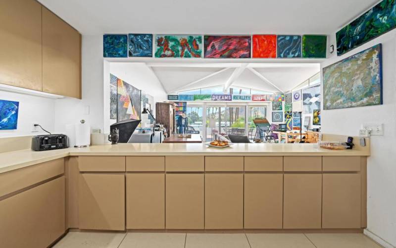 Quartz counters lots of Cabinets