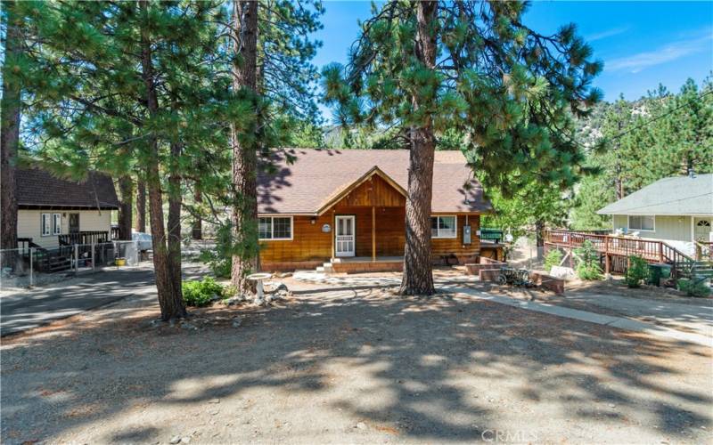 Large lot and beautiful mountain cabin