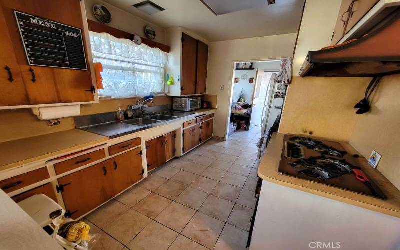 SPACIOUS KITCHEN