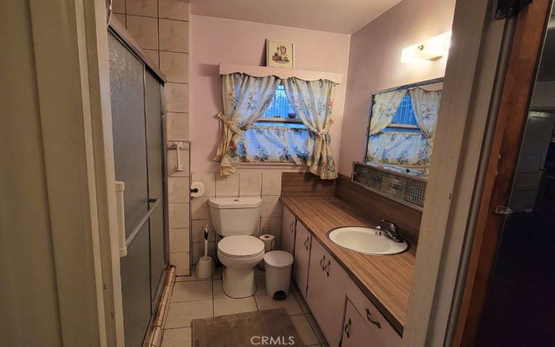 WELL-MAINTAINED BATHROOM