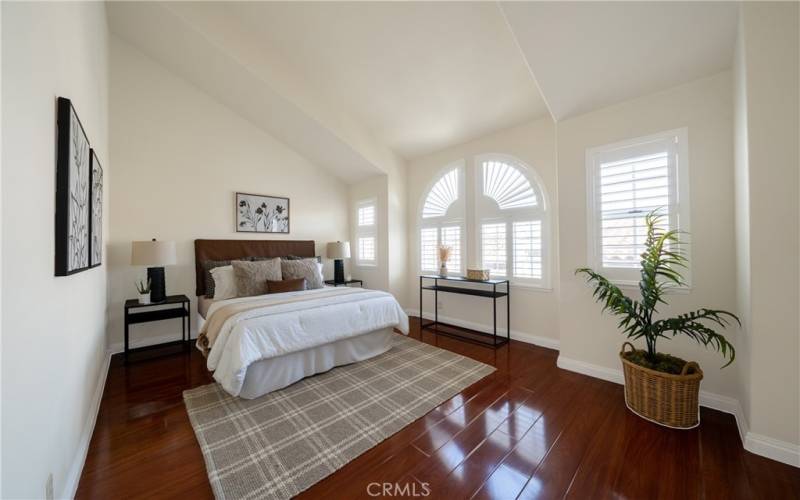 Large Primary suite, high ceilings, plantation shutters, walk in closet.