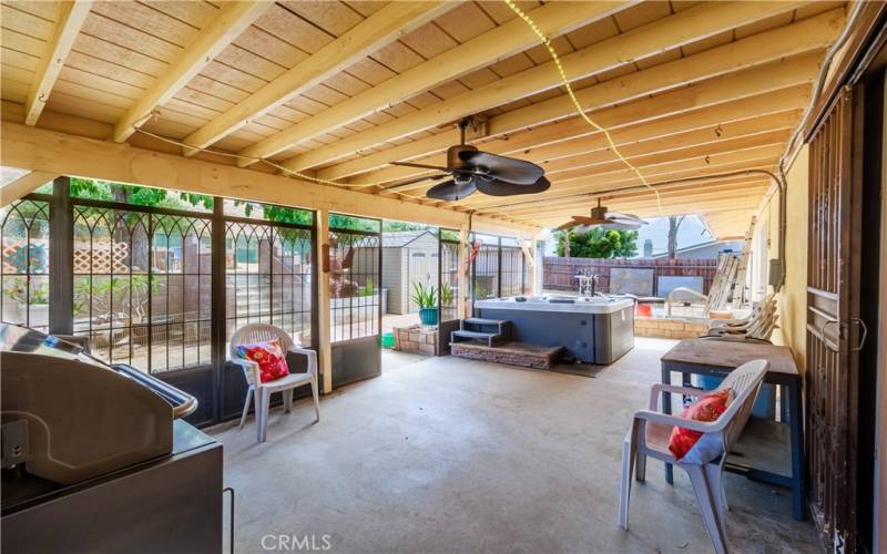 Great outside large covered patio area, great outside living!