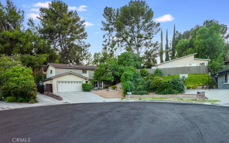 Located on a quiet cul-de-sac in one of West Hills’ most sought-after neighborhoods and sits on a huge 12,784 sq. ft. lot. The eco-friendly landscaping, well-trimmed hedges, colorful flowerbeds, tall shade tree and covered entryway enhance its eye-catching curb appeal.