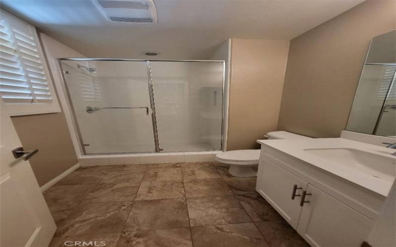 1st floor suite bathroom