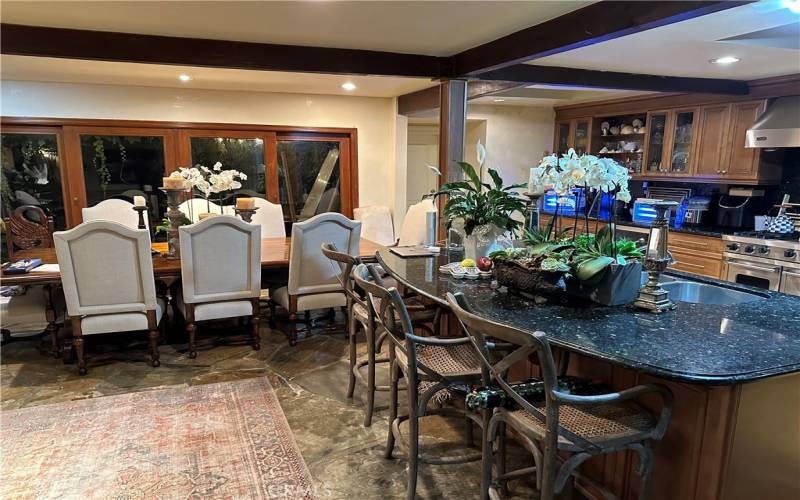 Kitchen Island w/Dining