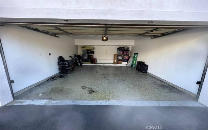 Personal, electric garage, convenient in the heart of the village