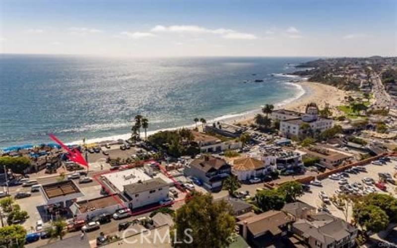 Location, location, location, beach access across the street from ocean w/ beach access