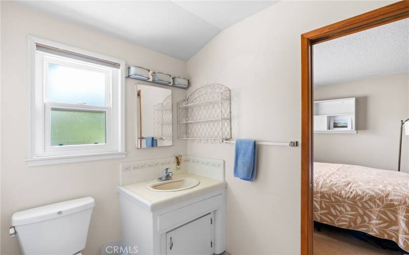 Shared Guest Bathroom