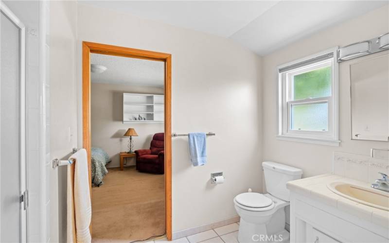 Shared Guest Bathroom