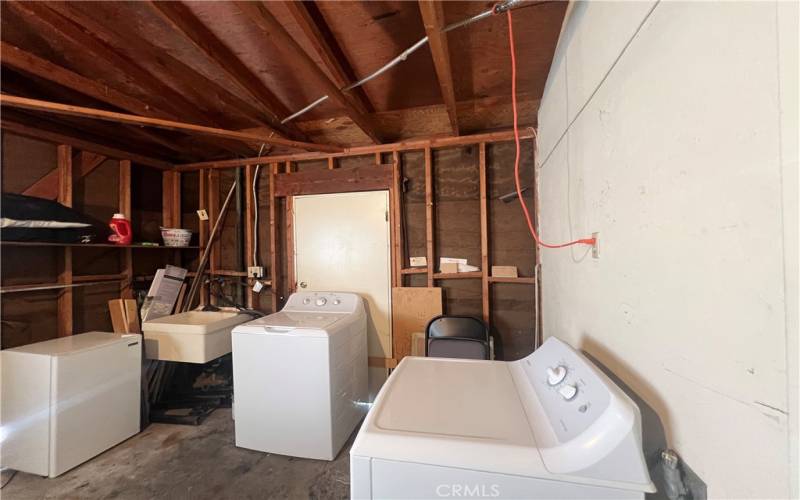 1 Car Garage - Washer and Dryer included