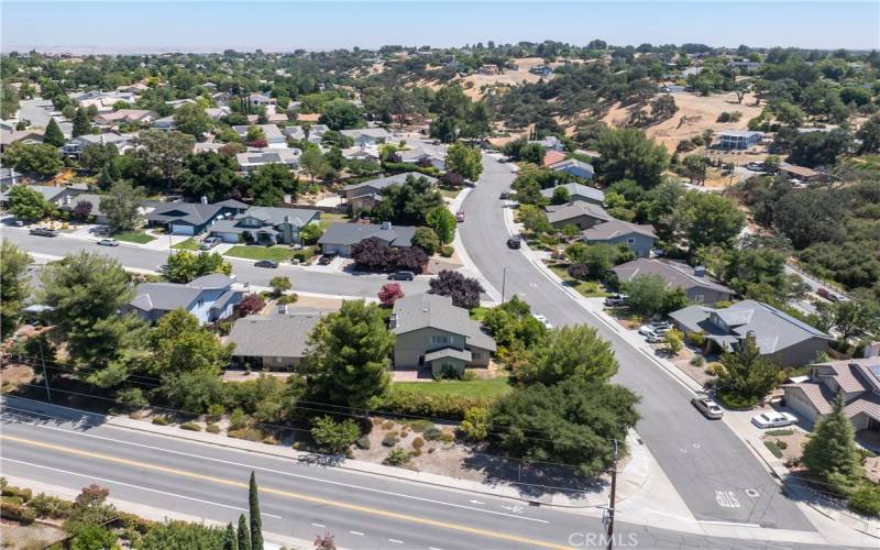 The Riverglen neighborhood is highly desirable and well-established. Schedule your showing today!