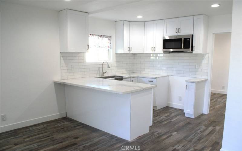 Kitchen with Breakfast bar