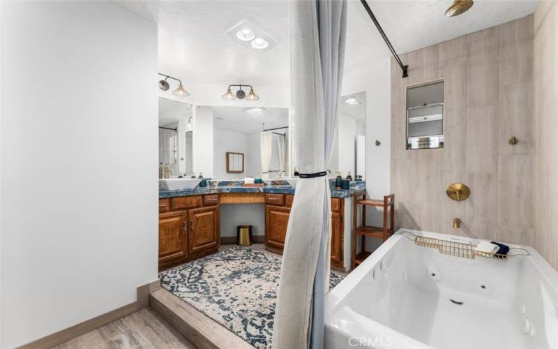 Master bath offers dual sinks jetted Jacuzzi Tub. and the shower features Porcelain tiled walls.