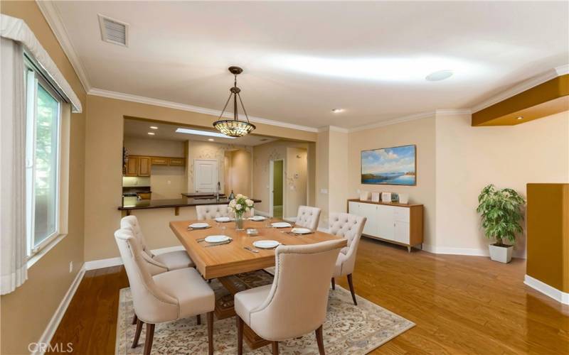 Virtually staged -dining area