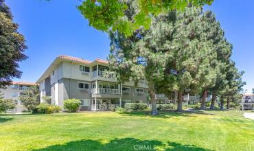 2402 Via Mariposa W 2A, Laguna Woods, California 92637, 2 Bedrooms Bedrooms, ,2 BathroomsBathrooms,Residential,Buy,2402 Via Mariposa W 2A,SR24142336