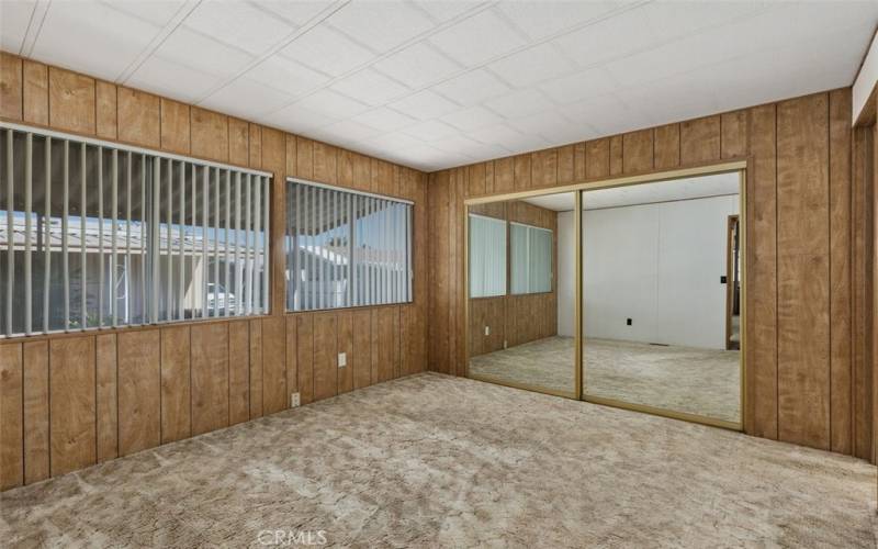 Primary Bedroom/

Mirrored Closet Doors