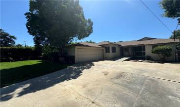 BEAUTIFUL FRONT YARD AND FRONT OF THE HOUSE