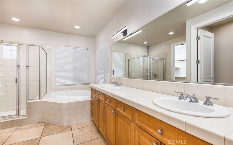 Large primary bath with dual sinks and walk-in closet