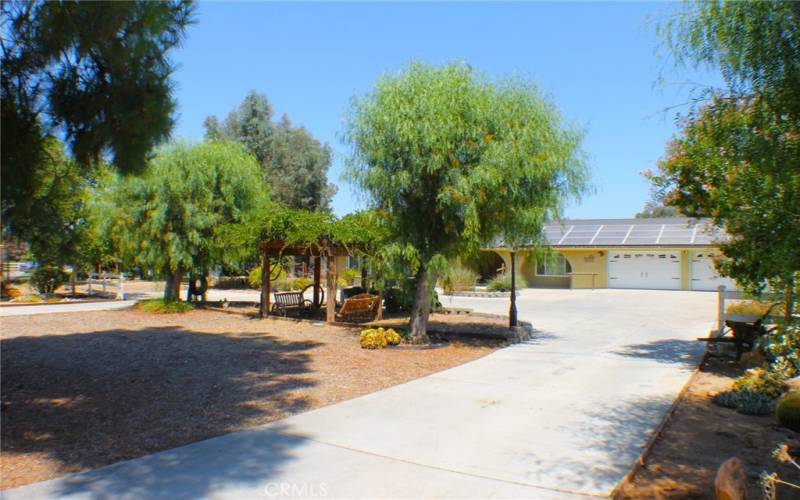 U Shaped Driveway makes Large Vehicles and Horse Trailers maneuverable.